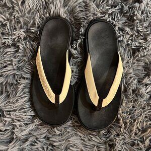 new balance lightweight flip flops